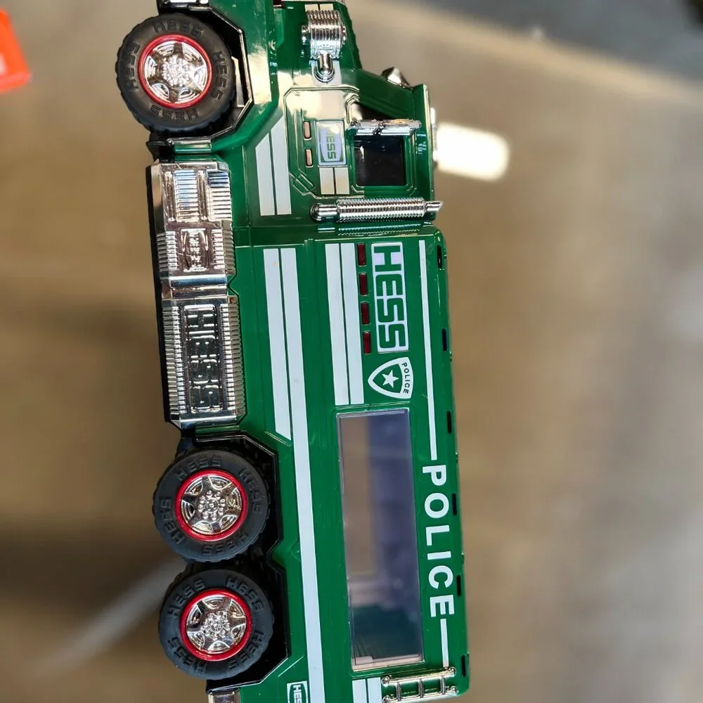 Hess Police Truck‎ Toy (k) (Great Condition - lights up with flashing lights!)